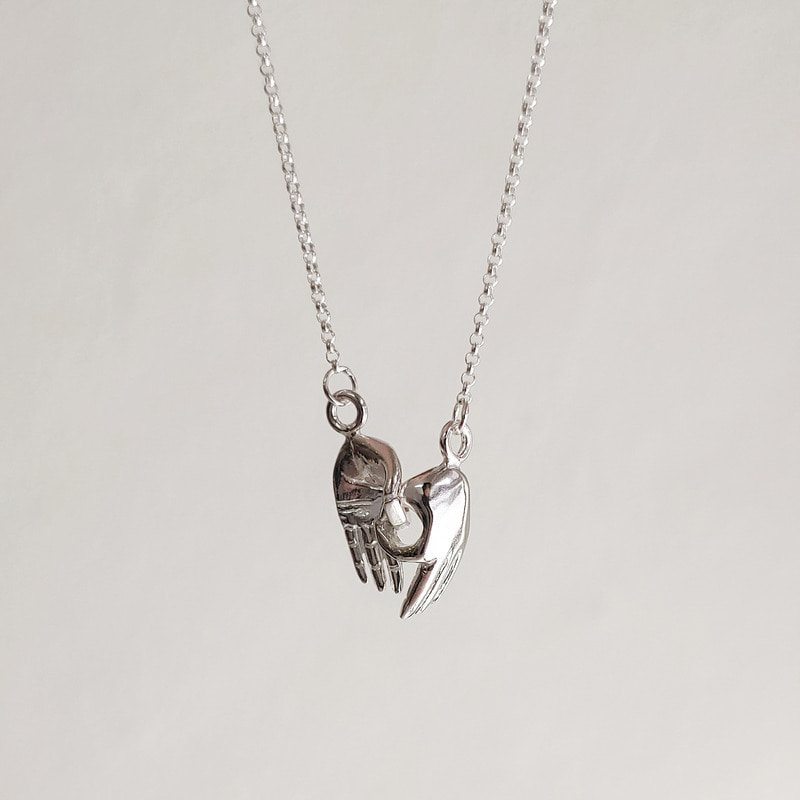 hold hands necklace